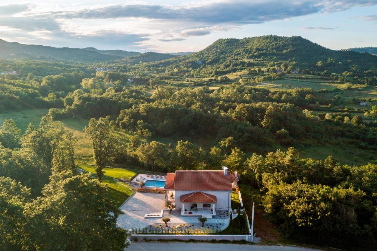 Luxury Villa Santa Cruz With Xl Pool And Jacuzzi Potpićan Екстериор снимка