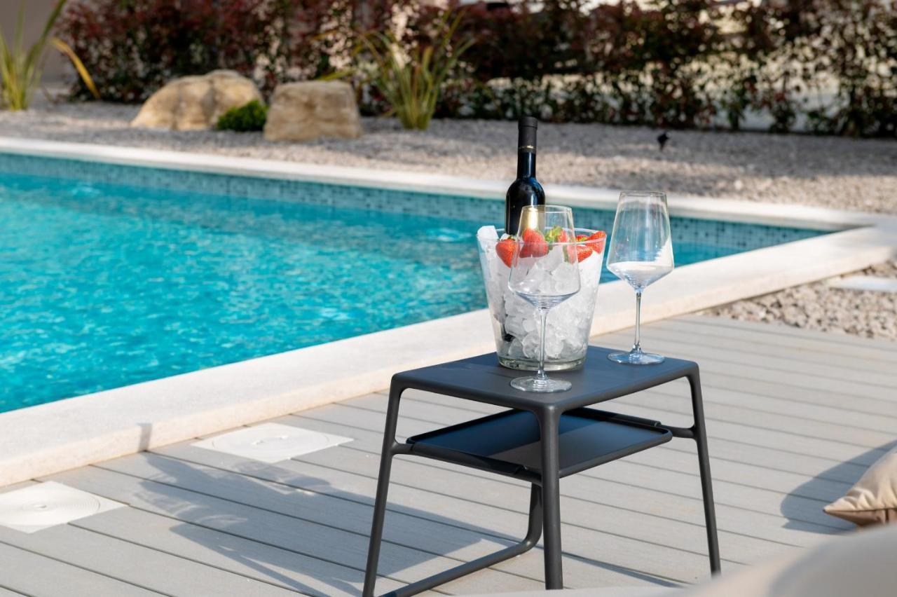 Luxury Villa Santa Cruz With Xl Pool And Jacuzzi Potpićan Екстериор снимка