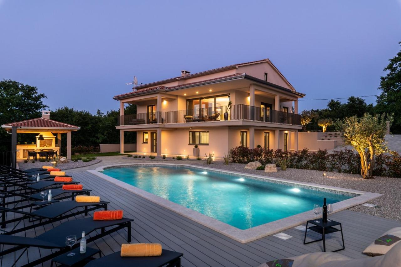 Luxury Villa Santa Cruz With Xl Pool And Jacuzzi Potpićan Екстериор снимка